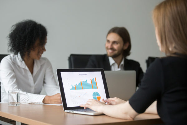 Image illustrant un groupe de travail, en train d'analyser des résultats via un tableau de bord de reporting.