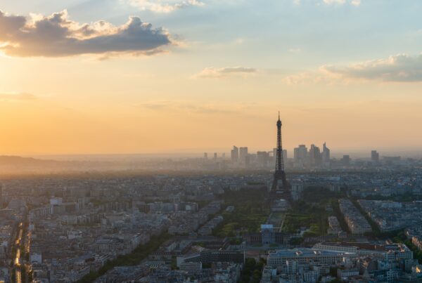 Vue aérienne de la région parisienne, représentant l'actualité portant la signature d'un accord-cadre entre TRIMANE et la Chambre du Commerce et de l'Industrie Paris Île-de-France. La CCI RIDF a sélectionné TRIMANE pour l'accompagner sur sa stratégie de gestion de données.