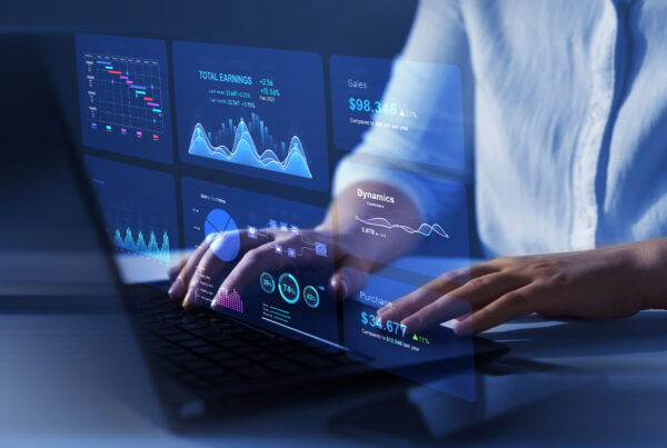 Expert en data intelligence analysant un tableau de reporting moderne.