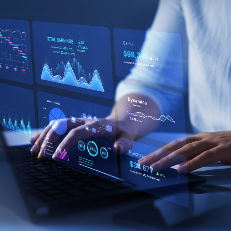 Expert en data intelligence analysant un tableau de reporting moderne.