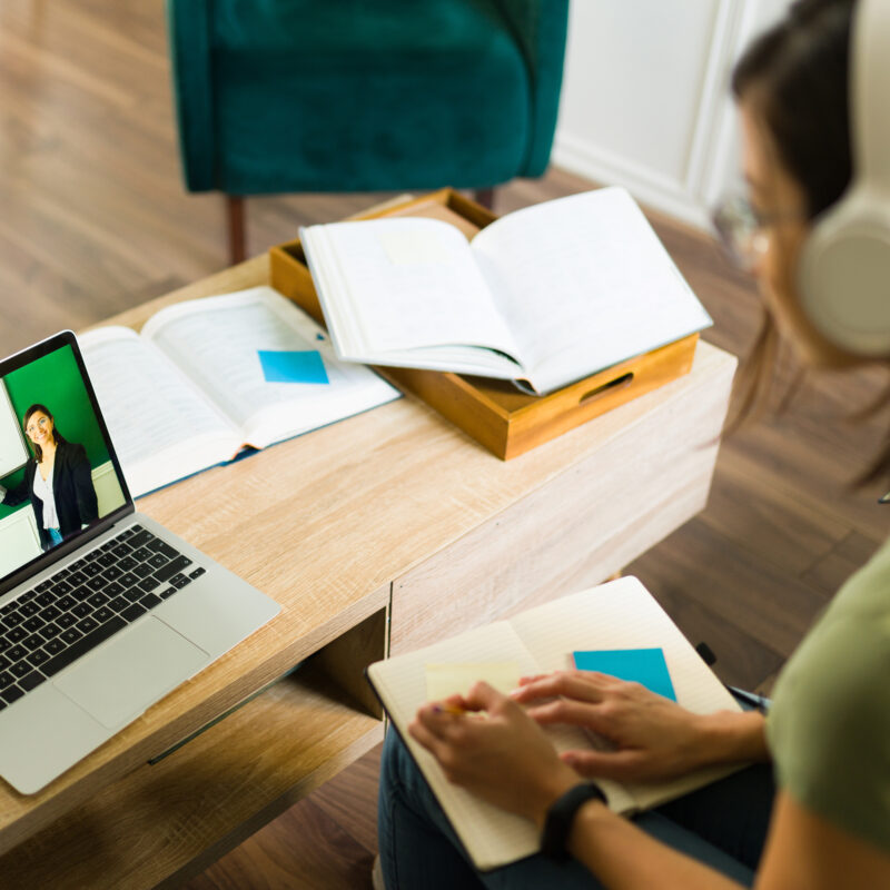 Jeune apprenante en e-learning devant son ordinateur affichant un tableau de bord analytique et des statistiques de formation. Illustre la personnalisation pédagogique.
